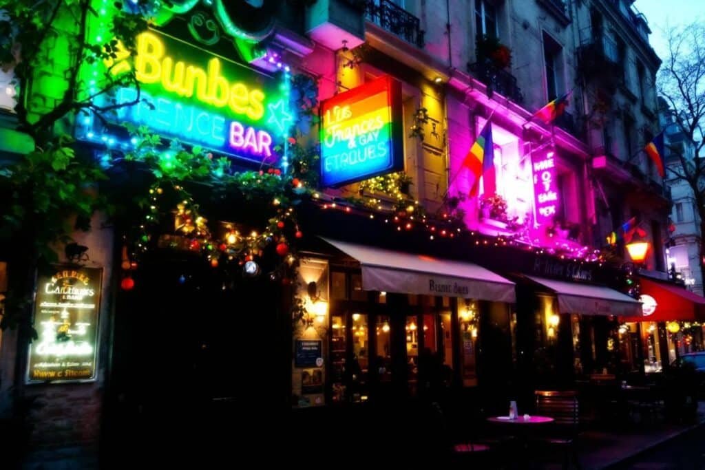 Bar gay historique France patrimoine : lieux emblématiques et histoire