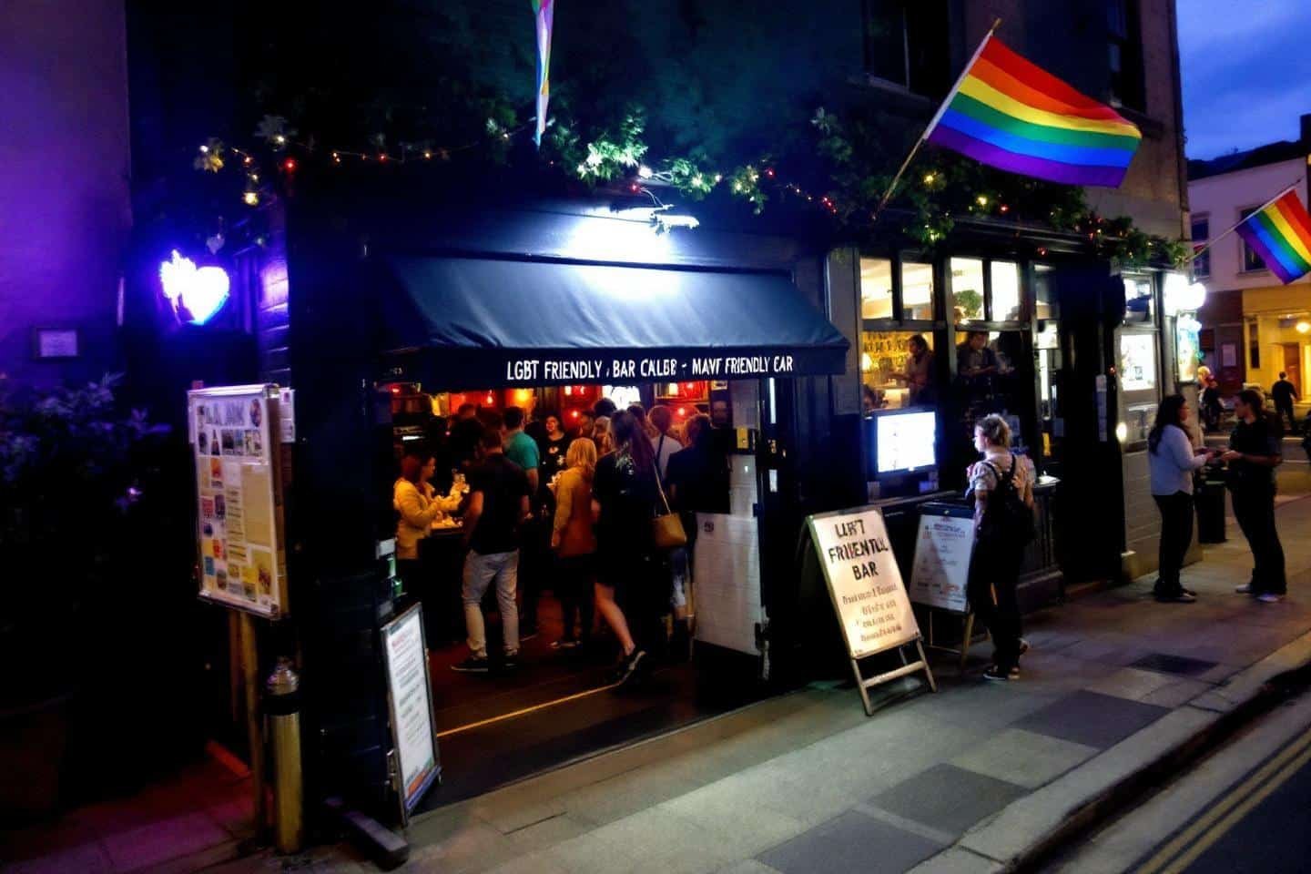 Bar LGBT accessible PMR : guide des lieux inclusifs et adaptés