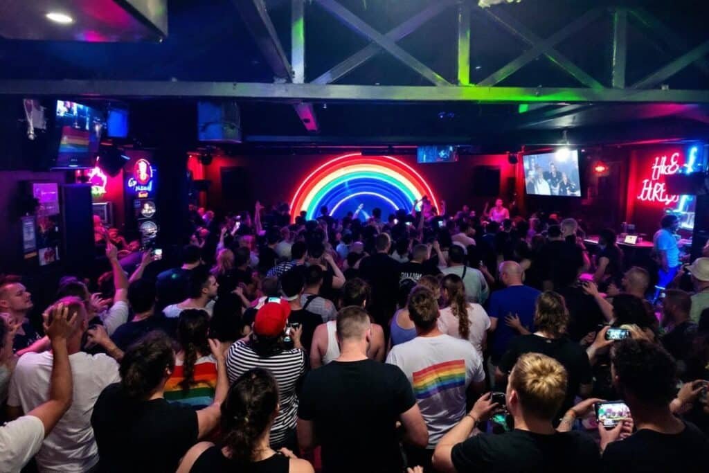 Anniversaire bar gay privatisation : guide et conseils pratiques