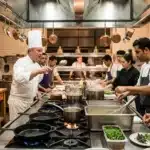 Chef instructeur cuisine avec ses apprentis en cuisine professionnelle